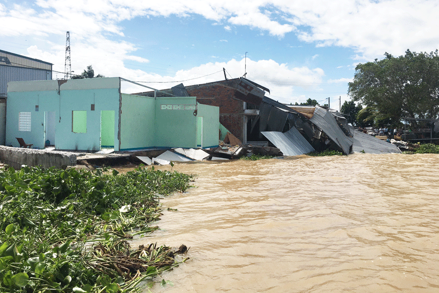 Sạt lở làm 6 căn nhà ở Tiền Giang đổ sụp xuống sông