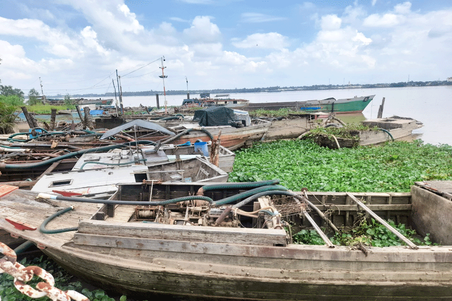 Nhiều phương tiện vi phạm bị tịch thu hoặc tạm giữ tại bến tạm giữ phương tiện của Công an tỉnh. Ảnh: ĐÔNG HÀ