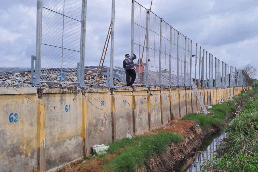 Xây dựng lưới rào B40 ngăn rác theo gió phát tán ra ngoài. Ảnh: ĐÔNG HÀ
