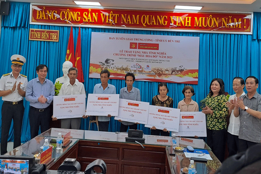 Chương trình “Màu hoa đỏ” trao tặng 5 căn nhà tình nghĩa tại Bến Tre