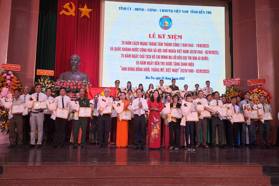 UBND tỉnh Bến Tre tặng bằng khen cho các tập thể, cá nhân trong phong trào thi đua yêu nước. Ảnh: ĐÔNG HÀ UBND tỉnh Bến Tre tặng bằng khen cho các tập thể, cá nhân trong phong trào thi đua yêu nước. Ảnh: ĐÔNG HÀ