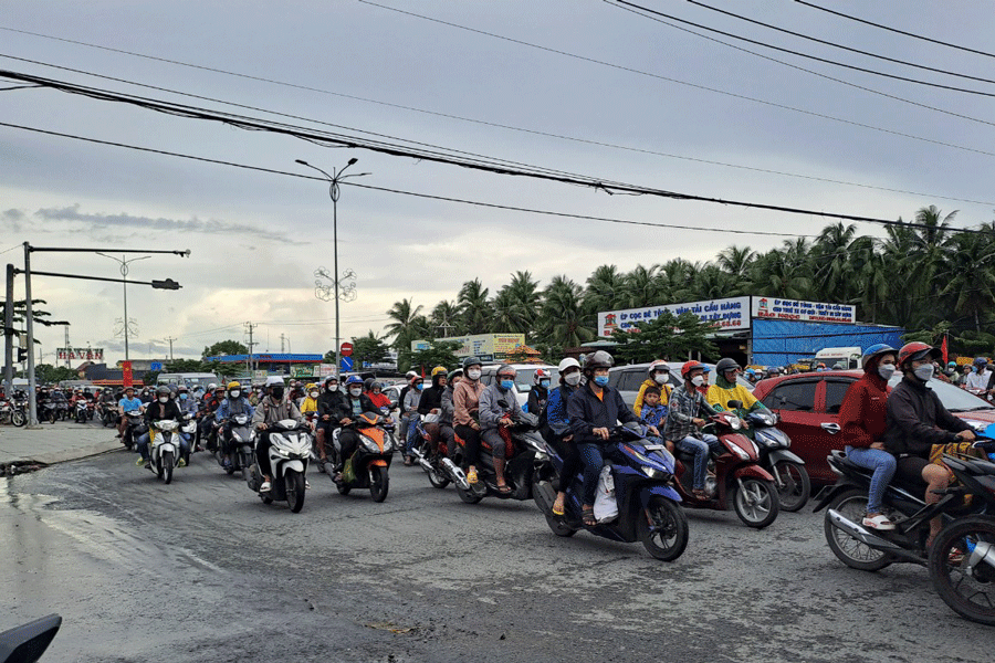 Người dân trở lại TP HCM sau kỳ nghỉ lễ. Ảnh: ĐÔNG HÀ