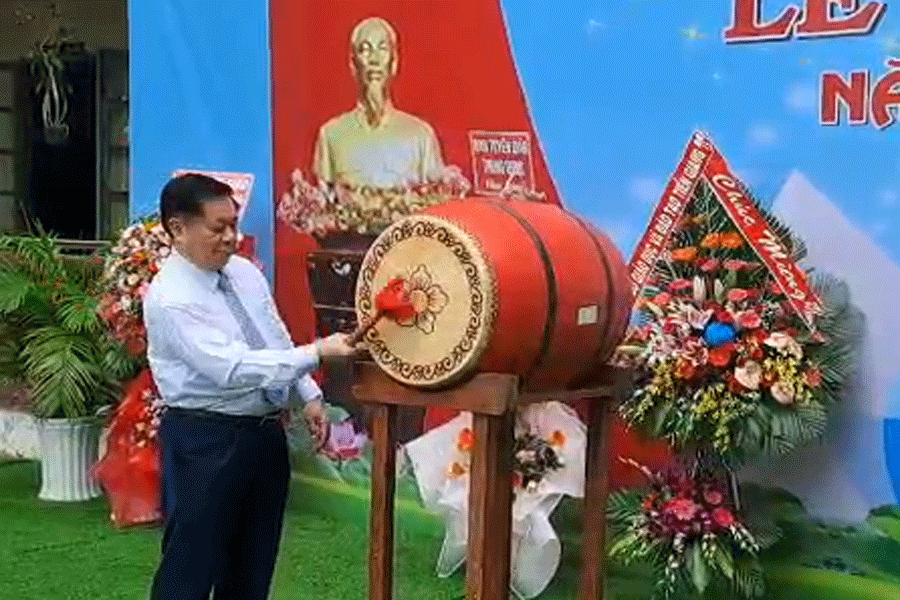 Trưởng Ban Tuyên giáo Trung ương dự khai giảng tại huyện cù lao của tỉnh Tiền Giang