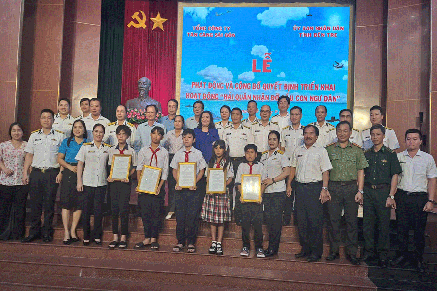 Hải quân nhận đỡ đầu con ngư dân tại Bến Tre