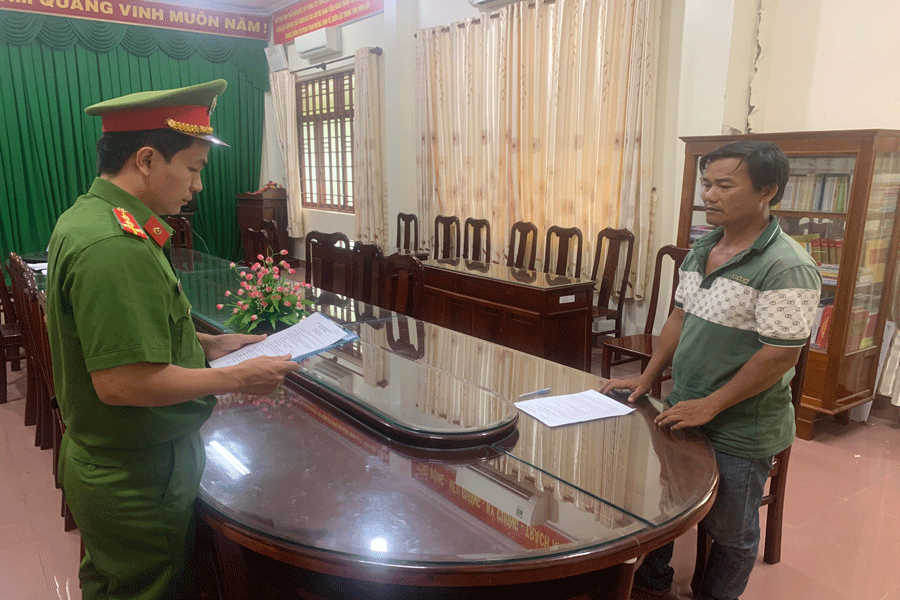 Công an Bến Tre tống đạt quyết định khởi tố người đàn ông khai thác cát sông trái phép