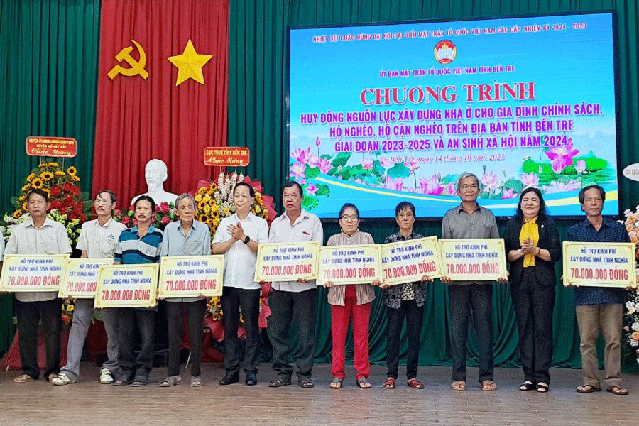 Trao bảng kinh phí tượng trưng xây dựng nhà tình nghĩa cho gia đình chính sách.