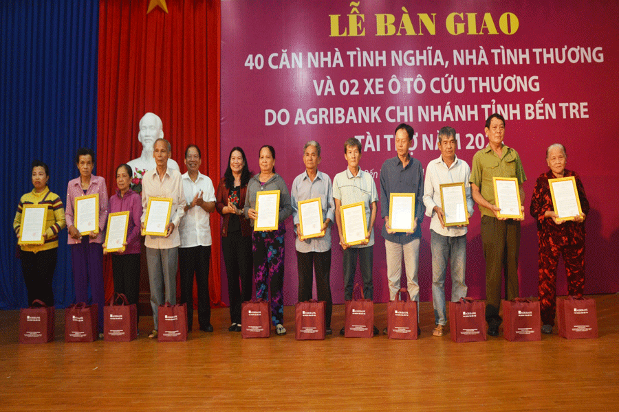 Bến Tre bàn giao 40 căn nhà tình nghĩa, nhà tình thương và 2 xe cứu thương