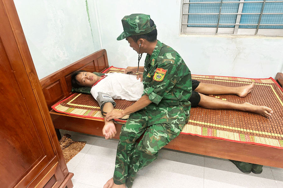 Đồn Biên phòng Cửa Đại cứu kịp 2 ngư dân bị chìm tàu gần cảng cá