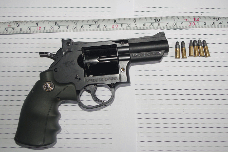 Tạm giữ người đàn ông dùng súng đi đòi nợ và tàng trữ ma túy