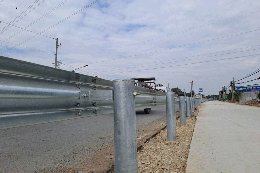 Lắp dải phân cách giữa QL60 và đường gom, người dân kêu chắn mất mặt tiền 