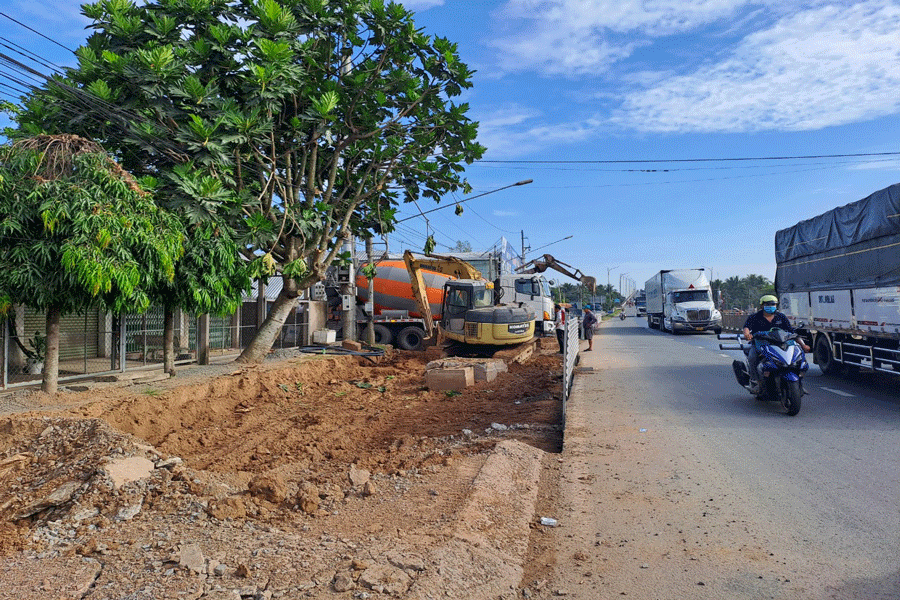 Thi công đường gom đoạn từ cầu Hàm Luông đến vòng xoay Thanh Tân