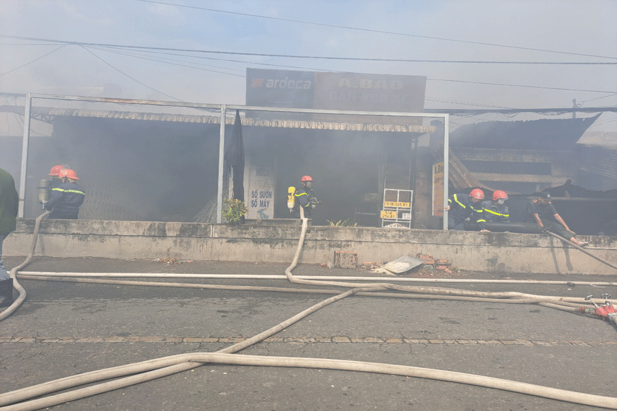 Xảy ra vụ cháy lớn, nhiều căn nhà ở huyện Tân Phước, tỉnh Tiền Giang bị thiêu rụi