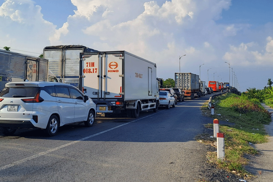 Sau sự cố hai ô tô chết máy trên cầu, cầu Rạch Miễu kẹt xe hơn nửa ngày chưa thông