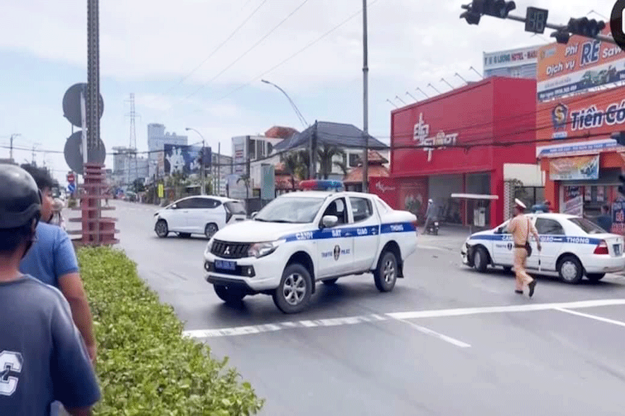 tài xế lái xe tô tô chở thuốc lá lậu tông xe CSGT và xe người dân