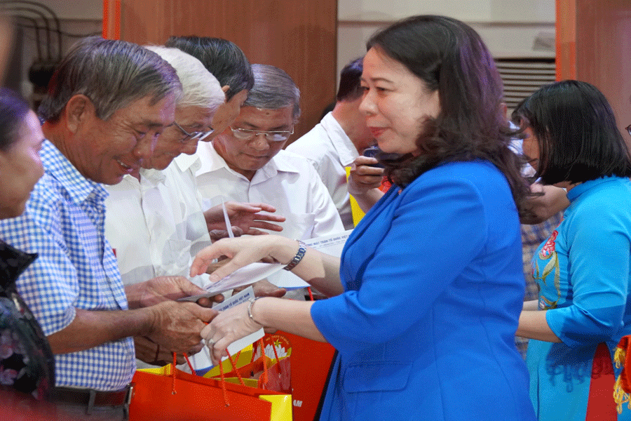 Phó Chủ tịch nước Võ Thị Ánh Xuân tặng quà Tết tại Bến Tre