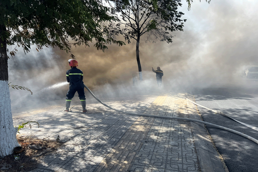 Người dân bất cẩn khi đốt rác làm cháy bãi thu mua phế liệu