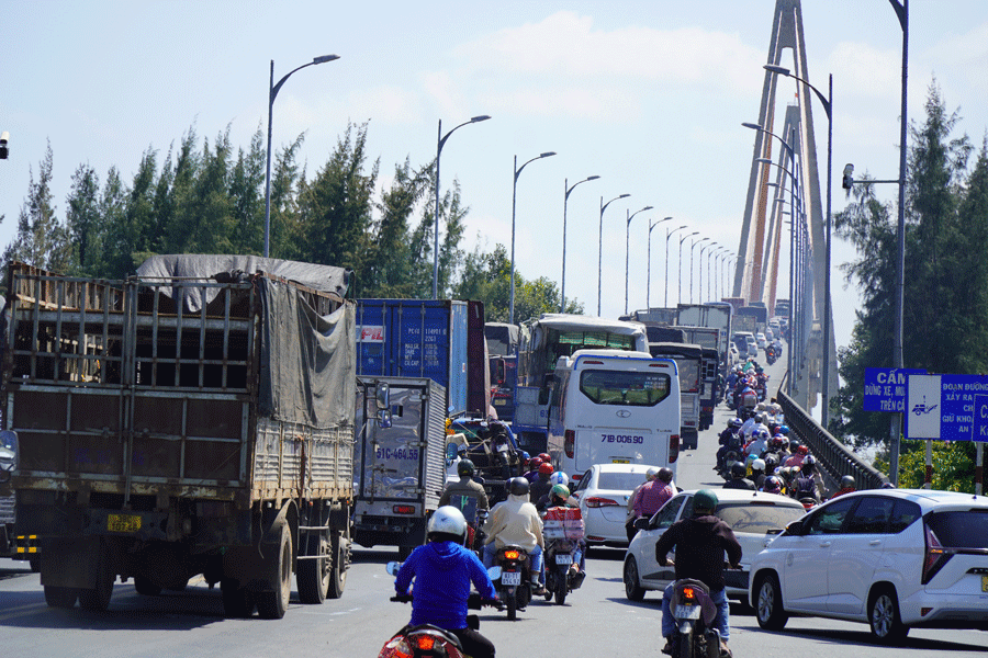 Cầu Rạch Miễu ùn ứ kéo dài ở cả hai phía Bến Tre và Tiền Giang