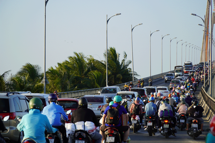 Cầu Rạch Miễu kẹt xe Mùng 4 Tết