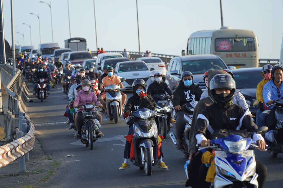 Người dân trở lại TP.HCM, cầu Rạch Miễu ùn ứ kéo dài