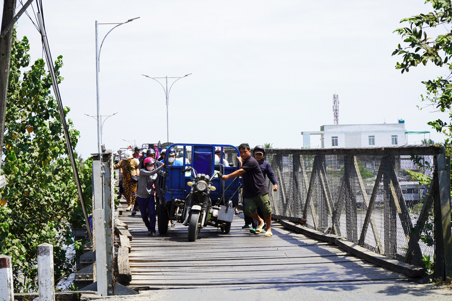 Bến Tre: Người dân bất an khi qua cầu Mỹ Thạnh xuống cấp