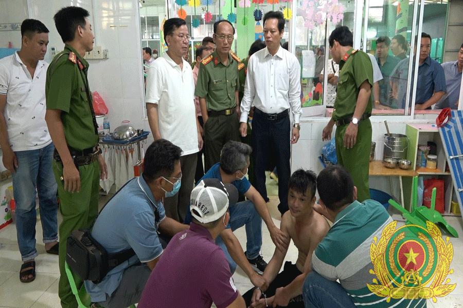 ngáo đá cầm dao uy hiếp cháu bé trường mầm non