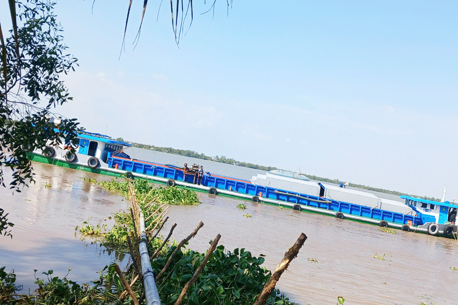 Bến Tre: Nước mặn tấn công, thuê sà lan chở nước ngọt về nhà máy nước