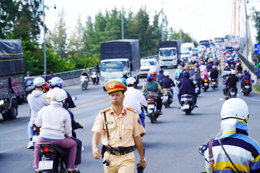 CSGT căng mình giữa nắng nóng điều tiết giao thông qua cầu Rạch Miễu 