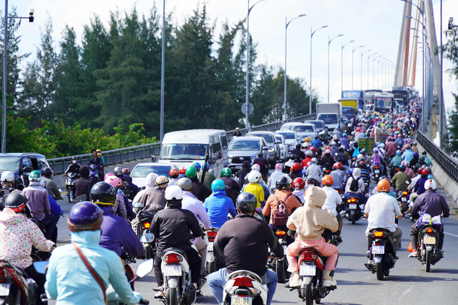 CSGT căng mình “đội nắng” điều tiết giao thông qua cầu Rạch Miễu dịp lễ 30-4 và 1-5