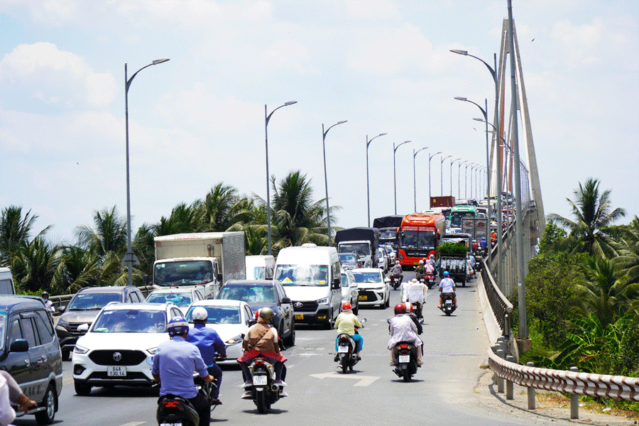 Dòng xe dầm mình dưới nắng nóng gay gắt do ùn ứ giao thông cầu Rạch Miễu