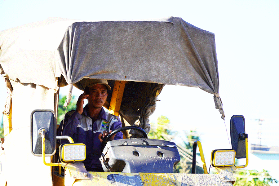 Công nhân đội nắng thi công xuyên lễ trên công trường cầu Rạch Miễu 2