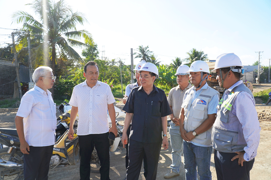 Công nhân đội nắng thi công xuyên lễ trên công trường dự án cầu Rạch Miễu 2