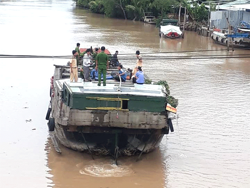 Bến Tre: Đại biểu HĐND đề nghị xử lý nghiêm việc dây cáp viễn thông chằng chịt, mất an toàn