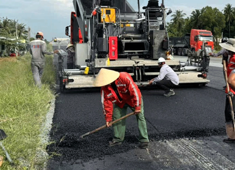 Bắt đầu thảm nhựa bê tông mặt đường dự án cầu Rạch Miễu 2