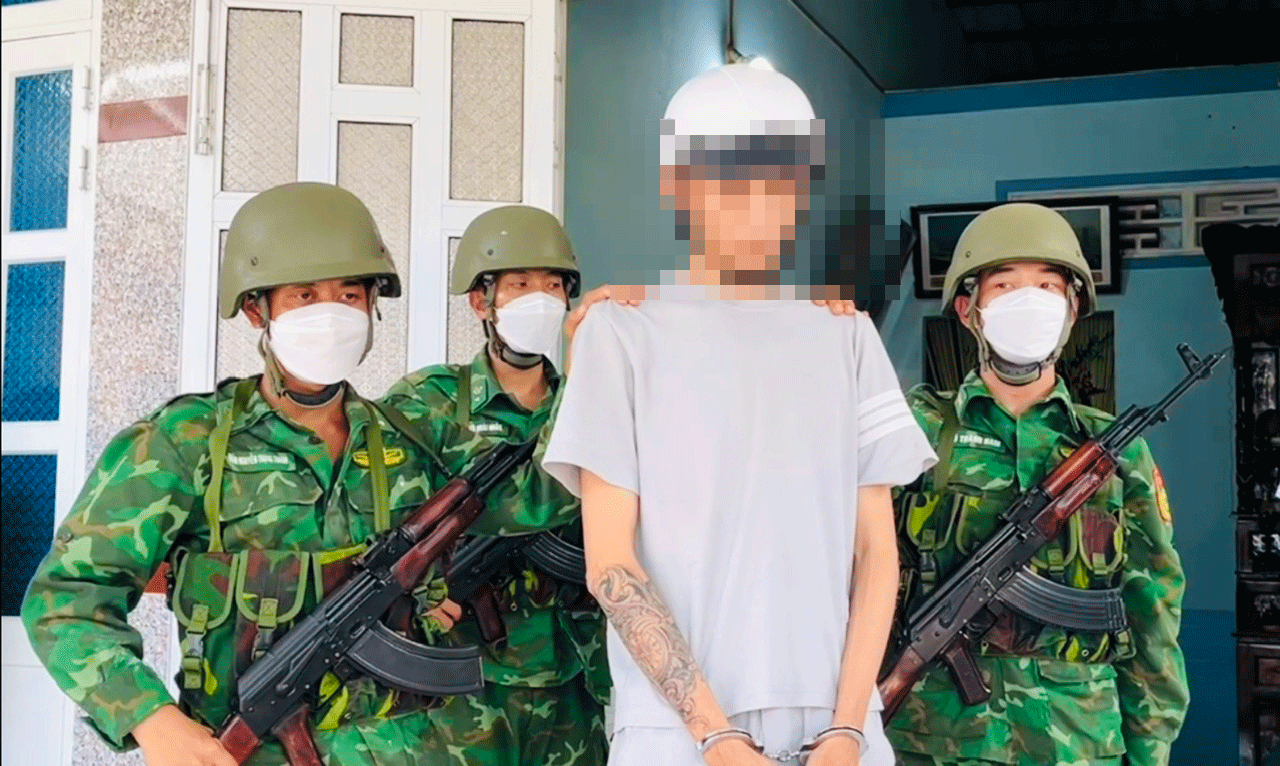 Biên phòng Bến Tre phối hợp bắt quả tang kẻ tàng trữ súng đạn và ma túy