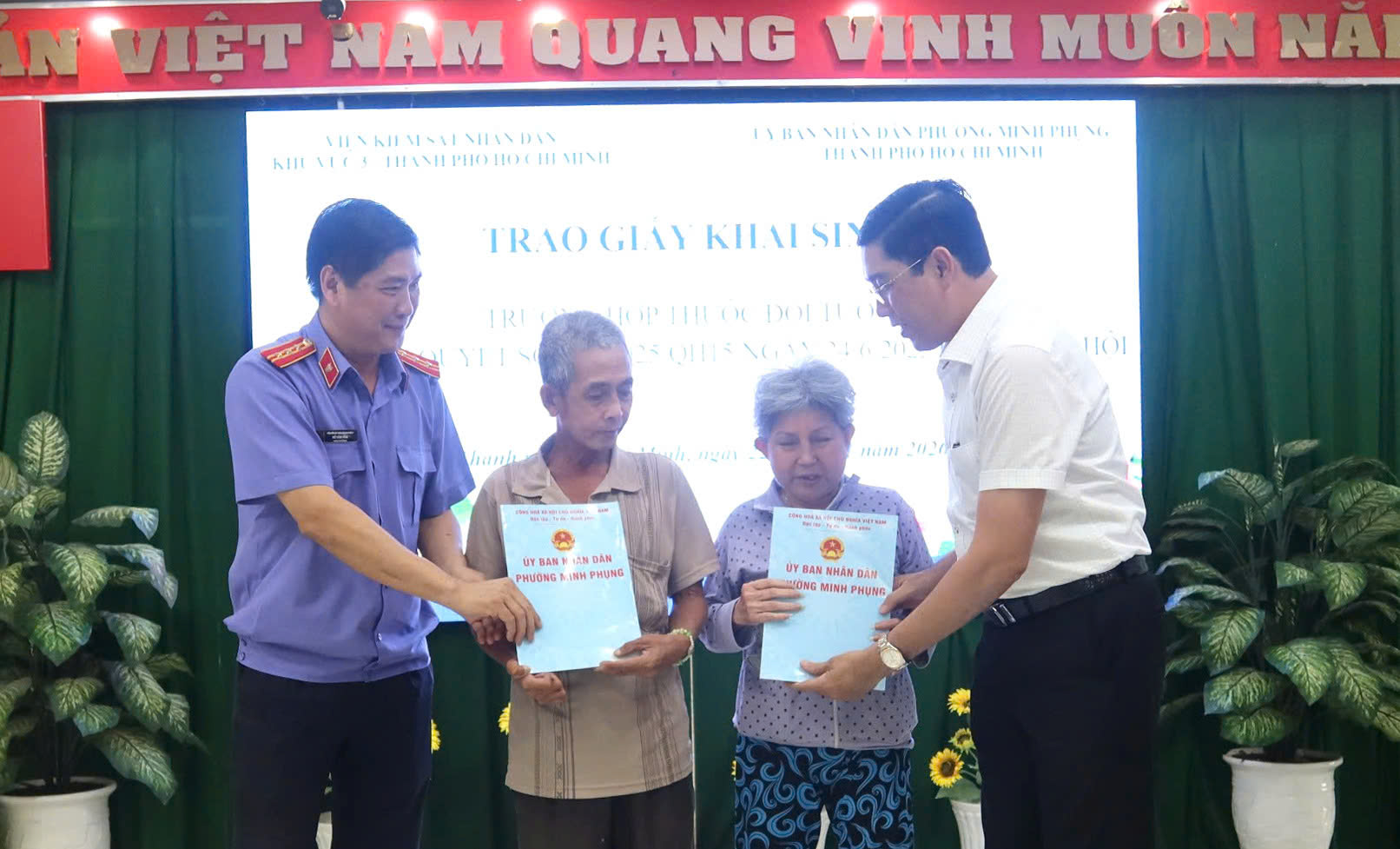 Người dân được cấp giấy khai sinh nhờ kiến nghị của VKSND Khu vực 3 - TP.HCM 