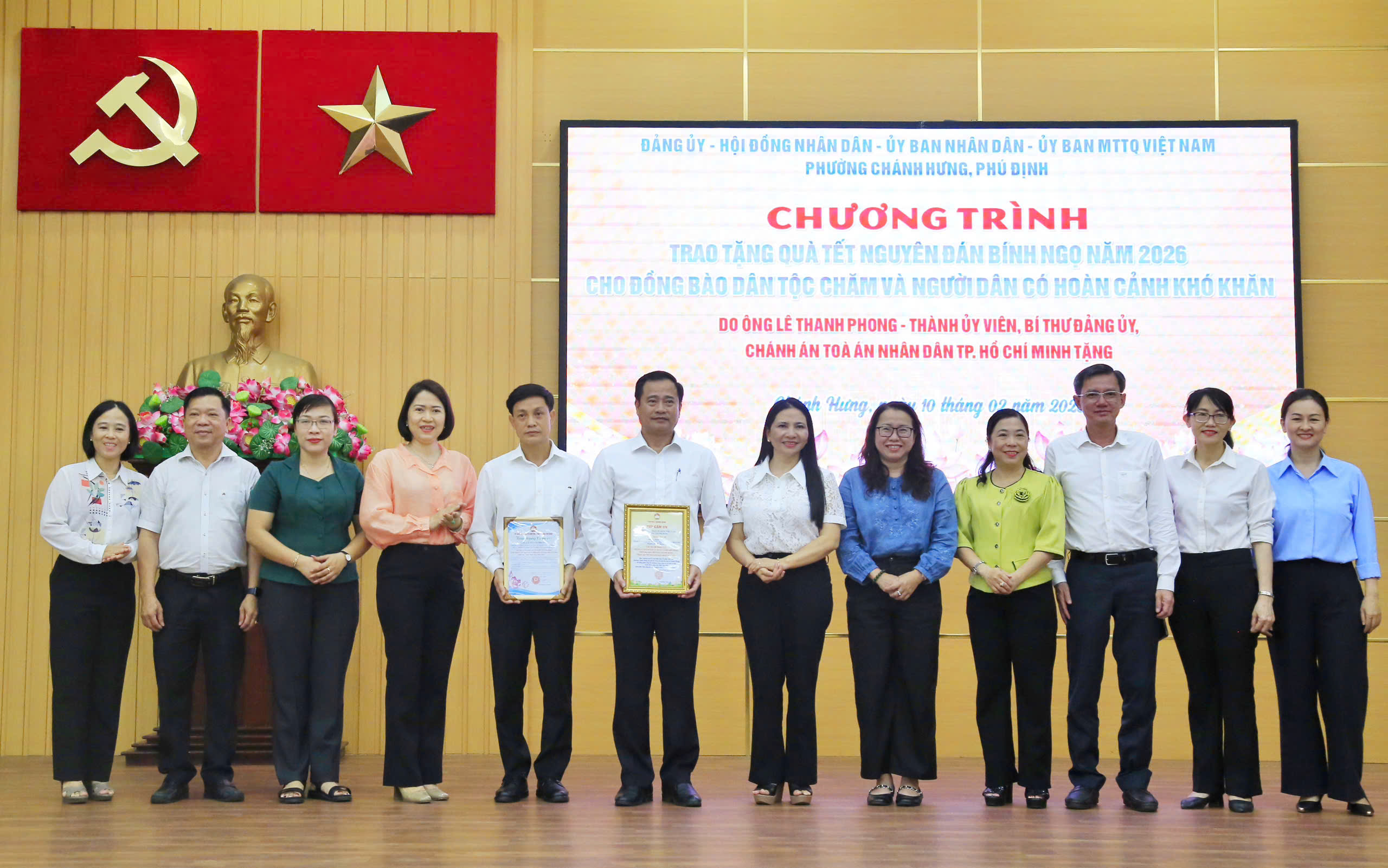 Chánh án TAND TP.HCM Lê Thanh Phong trao quà Tết cho đồng bào dân tộc Chăm và người dân khó khăn