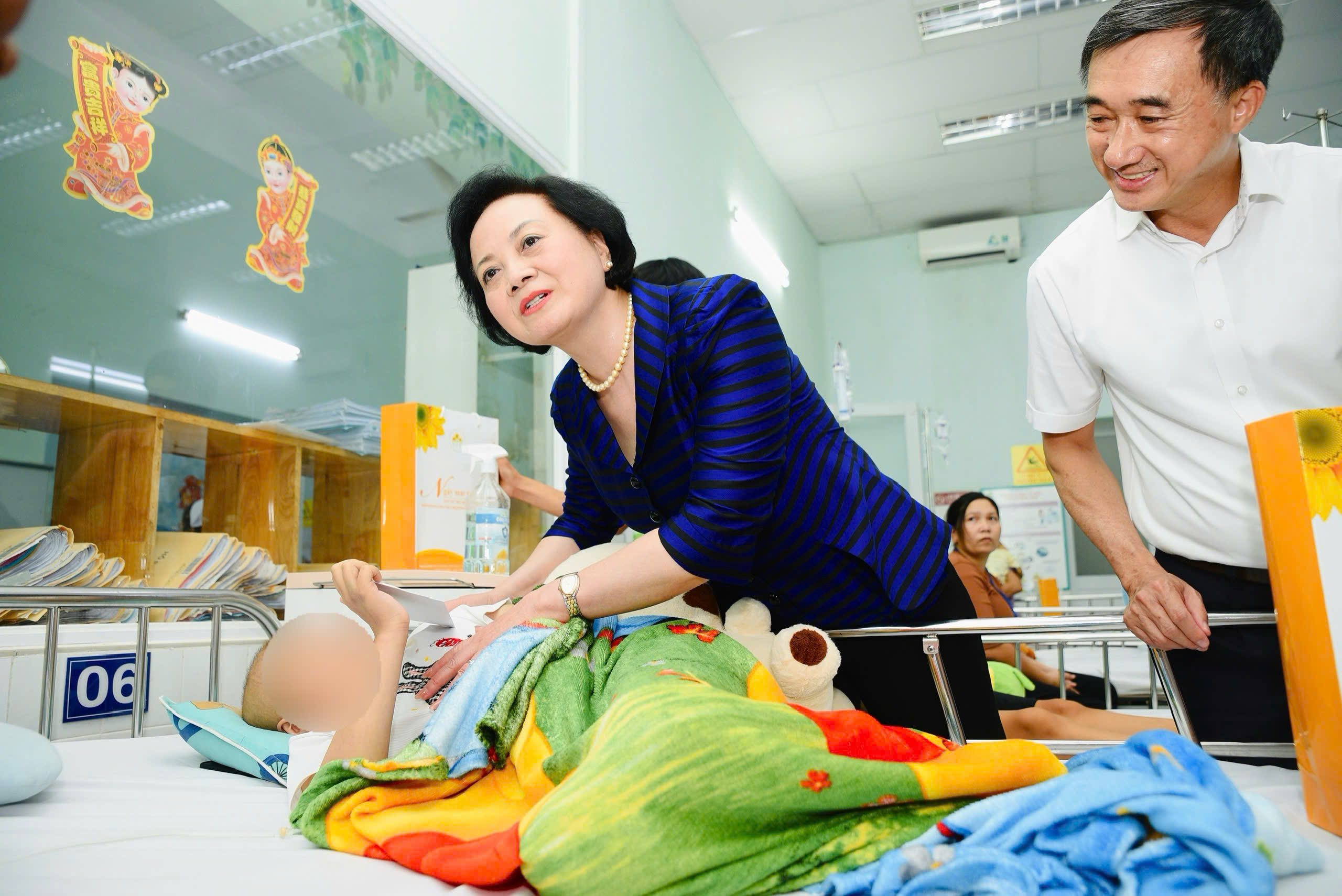 Phó Thủ tướng Phạm Thị Thanh Trà thăm và tặng quà cho bệnh nhi ở TP.HCM