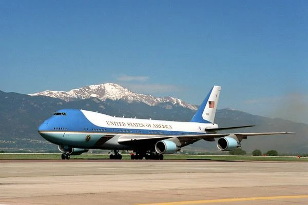 Tại sao Air Force One của Tổng thống Mỹ lại có màu xanh? | Báo Pháp Luật  TP. Hồ Chí Minh