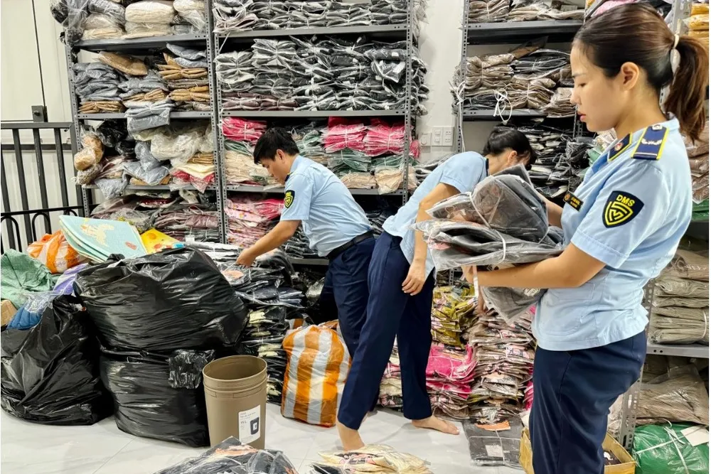 Kho quần áo nhập lậu bị phát hiện. Ảnh: QLTT banh-trung-thu-nhap-lau-da-nang-1.jpg