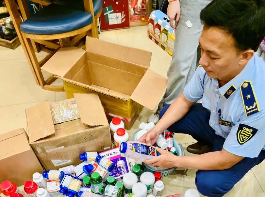 Thực phẩm chức năng nhập lậu bị phát hiện. Ảnh: TẤN VIỆT thực phẩm chức năng nhập lậu
