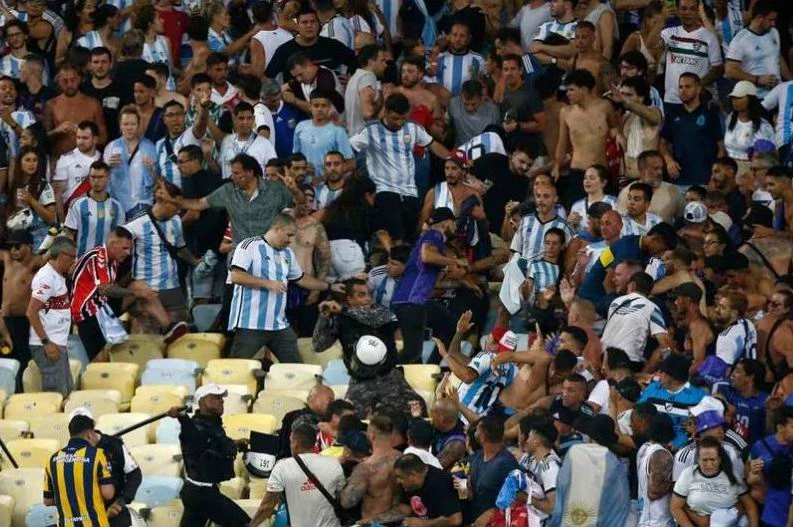 Chùm ảnh cảnh náo loạn "đại chiến Nam Mỹ" giữa tuyển Brazil và Argentina |  Báo Pháp Luật TP. Hồ Chí Minh