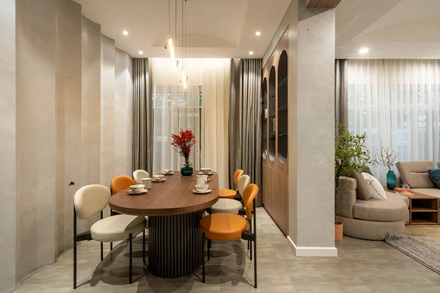 Ngăn cách giữa phòng khách và phòng bếp, khu vực ăn là 1 tủ đồ được thiết kế cách điệu với những đường cong mềm mại, tạo thêm điểm nhấn cho không gian. 2