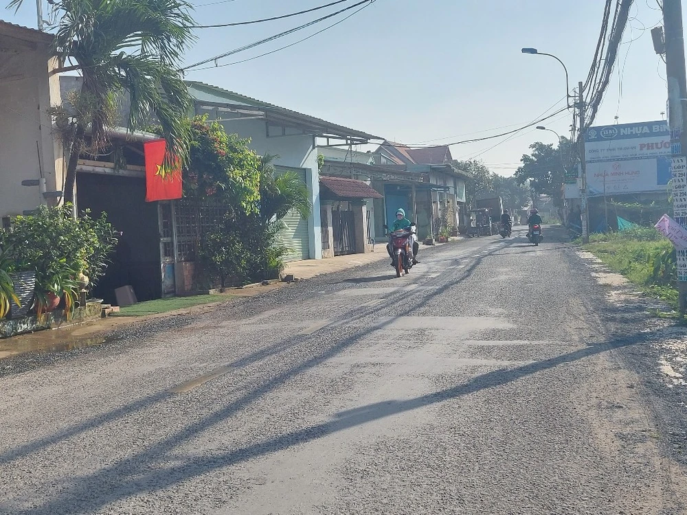 Đường Nguyễn Thị Trọn trong quá trình nâng cấp và sau đó. 2
