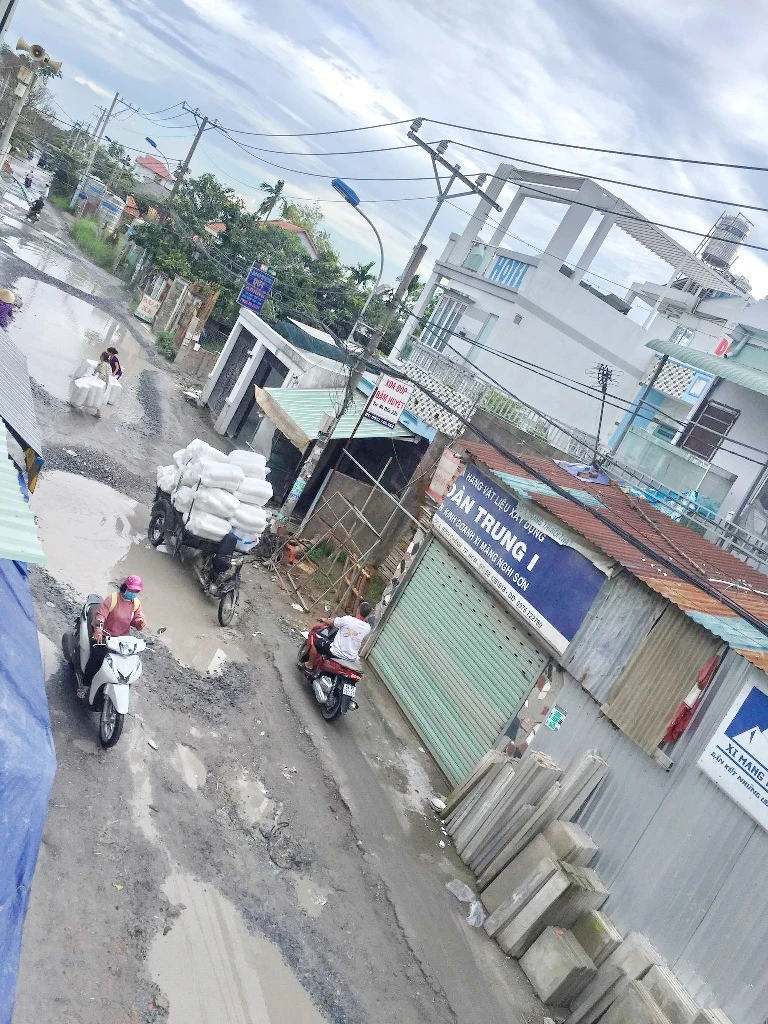Hình ảnh những hố sâu chằng chịt trên đường Nguyễn Thị Trọn trước và sau khi nâng cấp tuyến đường. 1