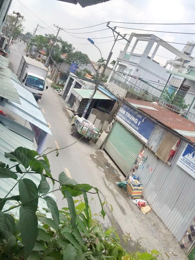 Hình ảnh những hố sâu chằng chịt trên đường Nguyễn Thị Trọn trước và sau khi nâng cấp tuyến đường. 2