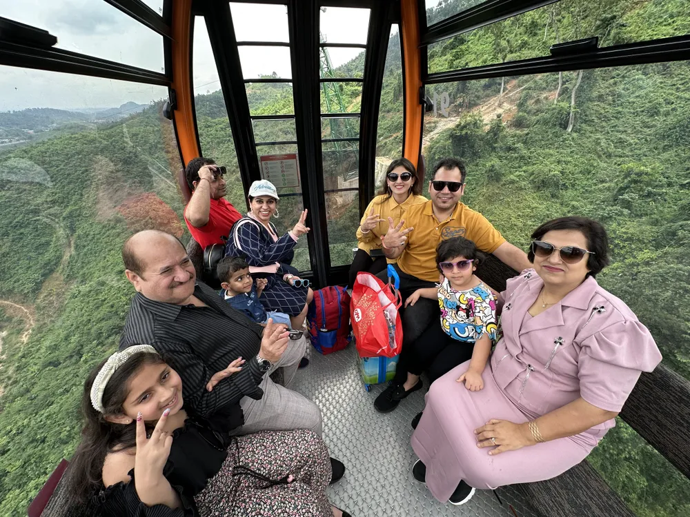 Một đoàn khách Ấn Độ du lịch đến điểm đến nổi tiếng ở Việt Nam. Ảnh: MQ. Sắp tới, một tỉ phú Ấn Độ sẽ đưa 4.500 nhân viên du lịch đến Việt Nam. Trong ảnh: Đoàn khách Ấn Độ du lịch đến Việt Nam. Ảnh: MQ.