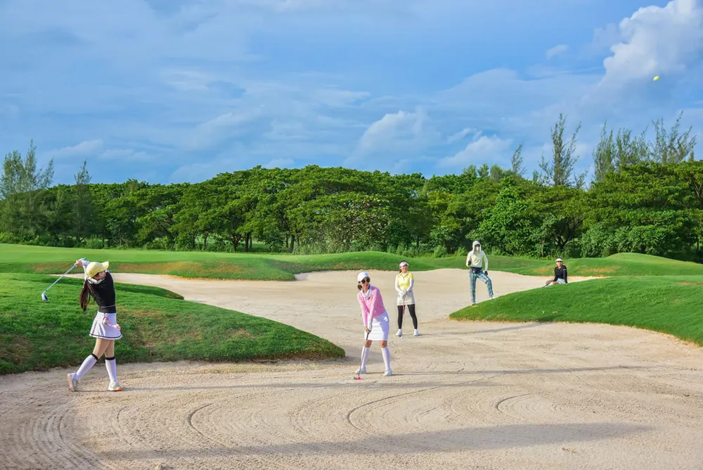Các golfer nữ trong ngành du lịch thi đấu vào ngày 30-8 tại sân golf Harmonie Golf Bình Dương. du-lich-golf-3.jpg