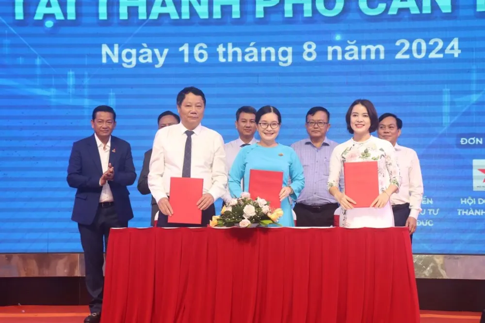 Đại diện TP Cần Thơ, TP Thủ Đức (TP.HCM) và tỉnh Thanh Hóa ký kết biên bản ghi nhớ về hợp tác đầu tư. Ảnh: CTV TP Cần Thơ xúc tiến đầu tư