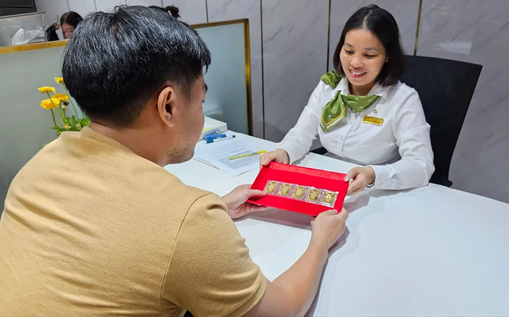 Khách hàng cần chờ 3 ngày mới mua được một lượng vàng miếng SJC tại Vietcombank. Ảnh: T.L vàng miếng sjc
