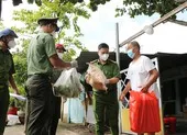 TP.HCM: Tăng tốc chi trả hỗ trợ cho người dân khó khăn ảnh 2 Công an Bình Thạnh trao 2.000 phần quà cho người gặp khó do dịch